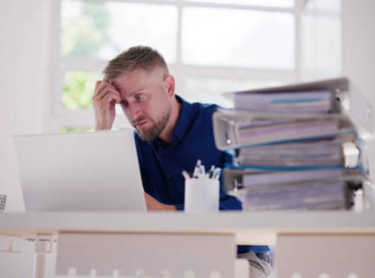 Persona agobiada con facturas